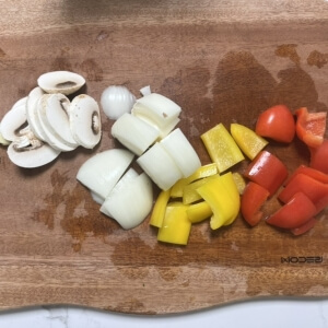 야채 손질 이미지: 찹스테이크용 양파, 파프리카, 버섯을 먹기 좋은 크기로 썰어 준비한 모습.