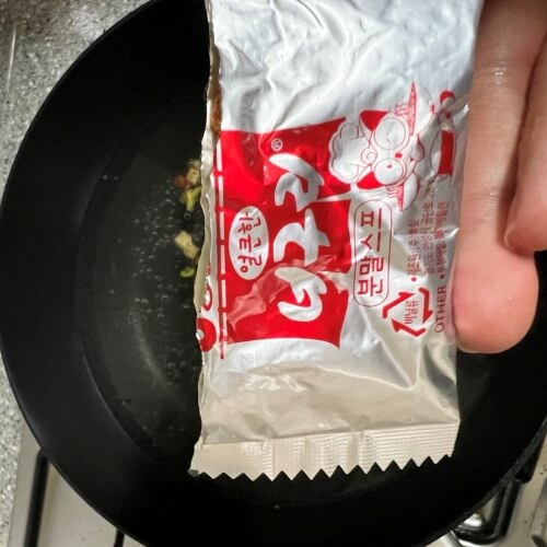 The process of putting half of the raccoon soup into the pot