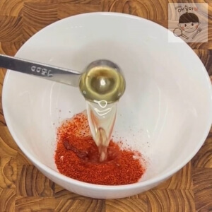 ソースの材料で味醂を計量して入れる様子