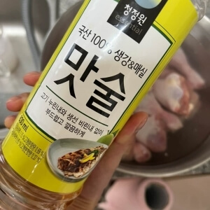 味付け酒を持つ様子、鶏の雑味除去に使用する。