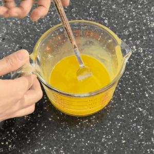 卵をよくほぐして準備する過程