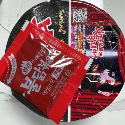 Pouring water over buldak fried noodles in cup noodles and waiting