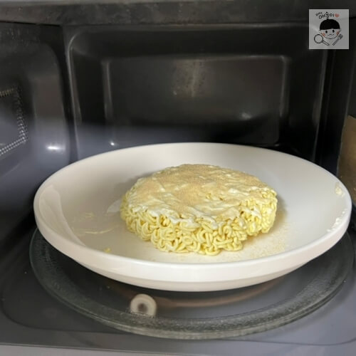 電子レンジの中にマヨネーズを混ぜたラーメンが入っている様子。
