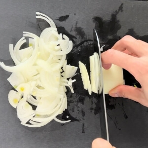 玉ねぎを薄くスライスする様子
