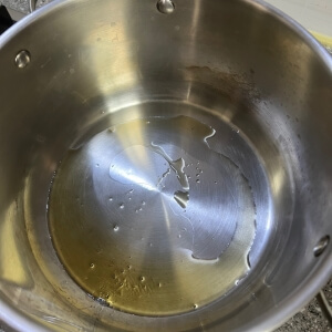 牛肉を炒める前に、ごま油を塗った鍋の準備の様子。