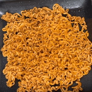フライパンに広がったブルドックフライドチキン麺