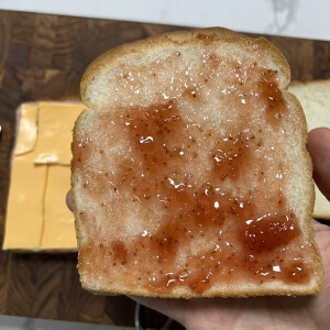 추가로 딸기잼을 바른 식빵을 준비한 모습.
