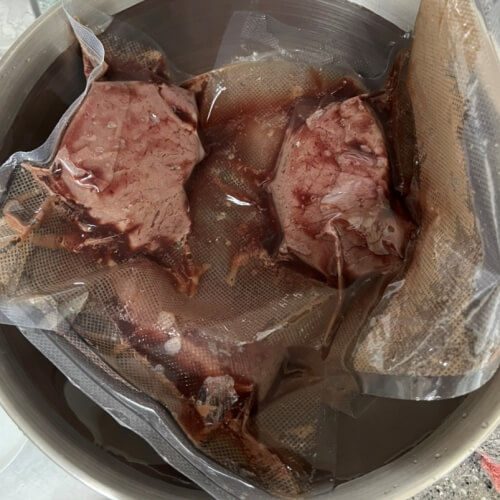 수비드 후 얼음물에 담가 칠링하고 있는 스테이크
