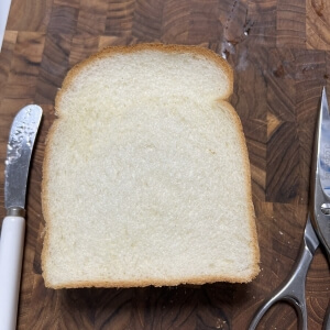 치즈위로 딸기쨈이 발린 면을 아래로 가게 식빵을 덮은 모습