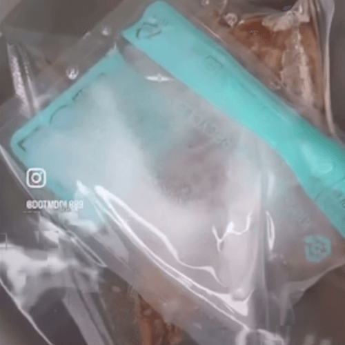 얼음물에서 차갑게 식힌 진공 포장된 스테이크의 클로즈업