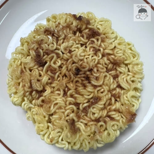 電子レンジ調理が終わり、砂糖とマヨネーズがラーメンの土に吸収された様子。