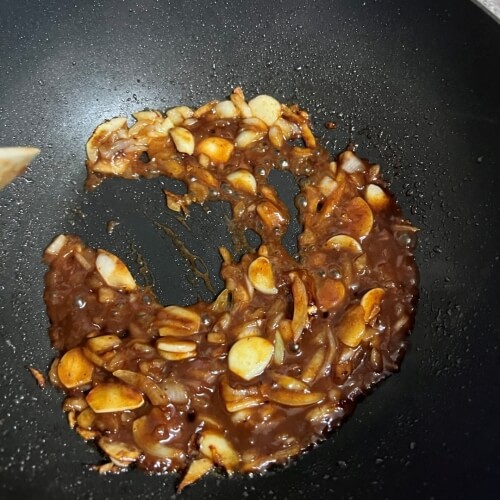 The sauce is well mixed and thickened in the pan.