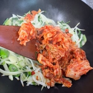 Añadir el kimchi a la sartén y empezar a saltear