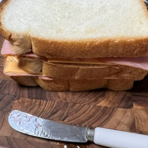 샌드위치를 세 겹으로 쌓아 완성한 모습.