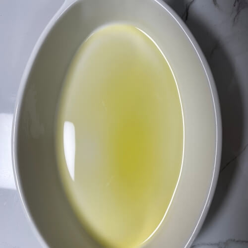 오븐 용기에 바닥을 채운 올리브오일