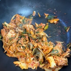 Salteado de kimchi con cebollas y puerros