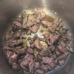 醤油を加えて深い味わいに仕上げた牛肉の炒め物状態
