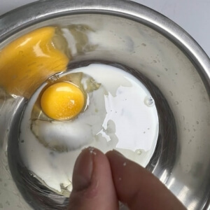 계란과 우유, 소금을 넣어 계란물을 준비하는 모습.