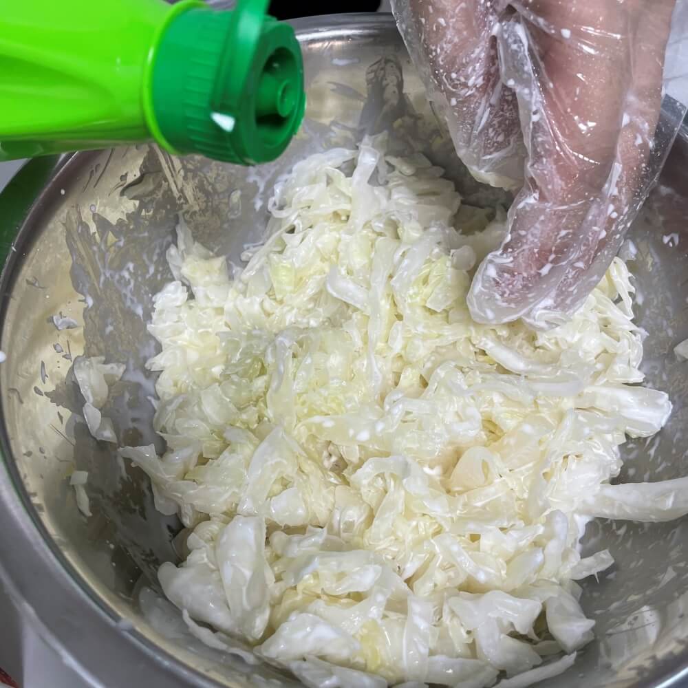 ザワークラウトにレモン汁を入れる様子