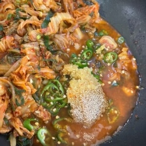 Kimchi, chile verde, ajo picado y más caldo.