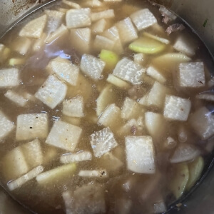 大根と牛肉に水を注いで沸騰させ、スープの味を出す中