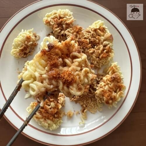 完成したラーメンタン一枚を持ち上げた様子。