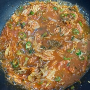 El kimchi tonkatsu nabe está empezando a hervir.