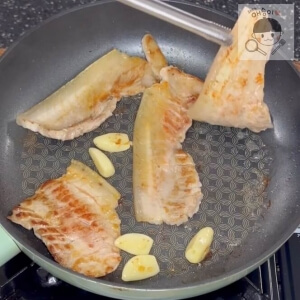 フライパンでこんがり焼き上げた豚バラ肉とニンニク