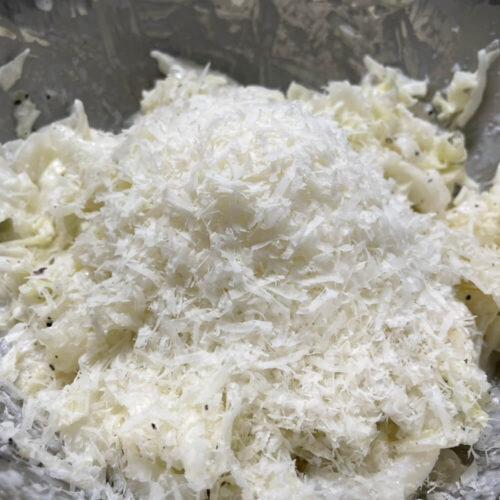 キャベツのピクルスにパルミジャーノ・レッジャーノチーズをすりおろした様子
