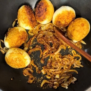 玉ねぎが焦げ目がつき、カレーのベースが完成する様子。
