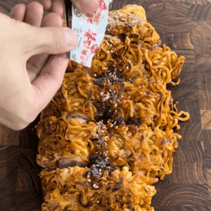 海苔をまぶして仕上げるブルダックオムライス