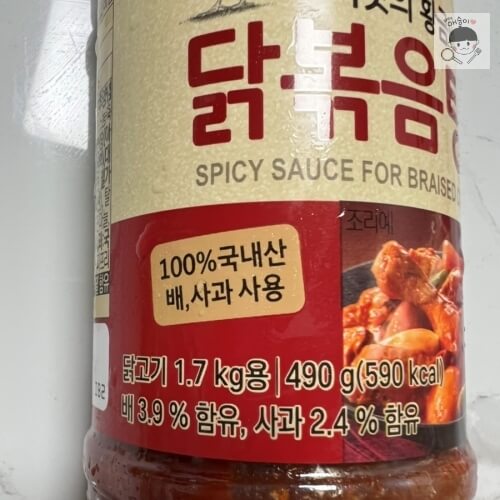 Una foto de una salsa comercial para salteados de pollo dice que es para 1,7 kg de pollo.