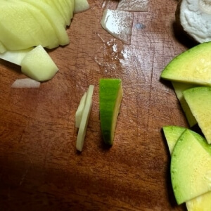 味噌汁に使うジャガイモとズッキーニをスライスして比較する様子。