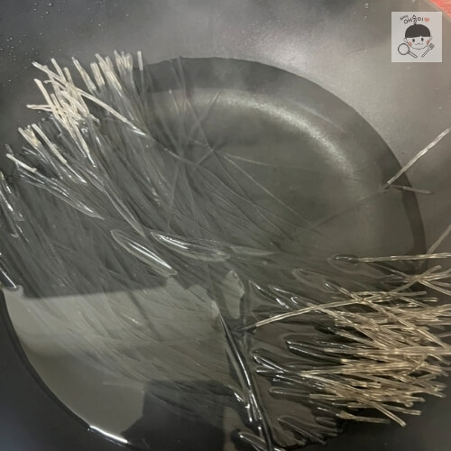 Remojar los fideos vermicelli en agua caliente