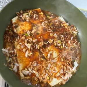 フライパンに調味料を入れ、豆腐を煮込む工程