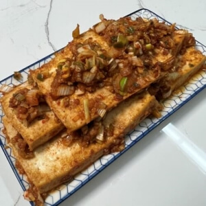 完成した煮豆腐をお皿に盛り付けた様子