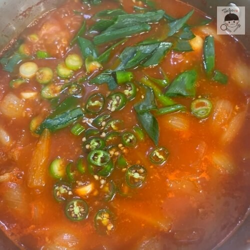 Guindilla verde cortada y cebolleta en salteado de pollo