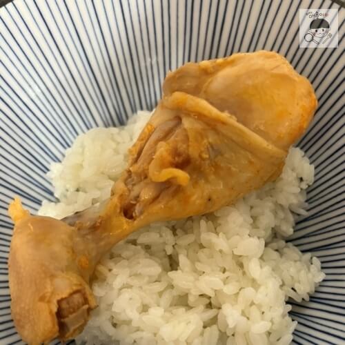 Pollo salteado servido sobre arroz