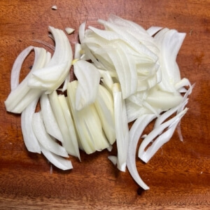 スライスした玉ねぎを用意した様子