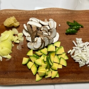 味噌チゲの材料である玉ねぎ、ニンニク、ズッキーニ、青唐辛子、椎茸を手入れしておいた状態。