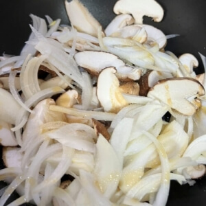 フライパンに玉ねぎと椎茸を入れて炒める工程