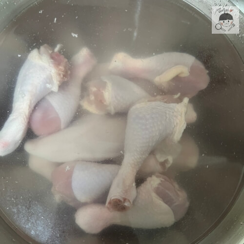 El pollo se remoja en agua después de 30 minutos, con las impurezas escurridas.