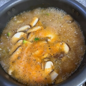 沸騰する味噌汁の様子