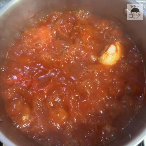 Añadir la salsa a la olla y llevar a ebullición