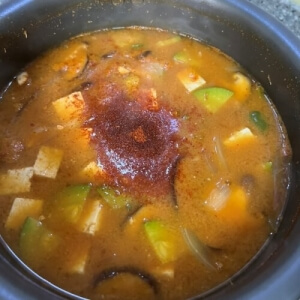 唐辛子を加えて辛く仕上げた味噌チゲ。