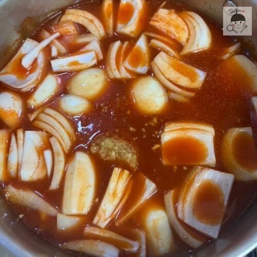 Cebollas y patatas picadas en un cazo con ajo picado
