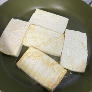 前後にこんがり焼かれた厚焼き豆腐