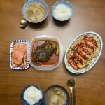 牛肉キムチスープのレシピを完成させ、牛肉キムチスープ、スパムエッグスクランブル、キムチとご飯が一緒に盛り付けられた韓食の食卓。