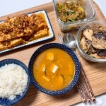 超簡単な味噌チゲのレシピを完成させ、味噌チゲと豆腐の煮物、ズッキーニ炒め、椎茸炒め、ご飯を一緒に盛り付けました。
