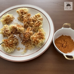 超簡単なラーメンタンのレシピを完成させた様子で、完成したラーメンタンがお皿の上に乗っていて、その横にはラーメンスープが入っています。